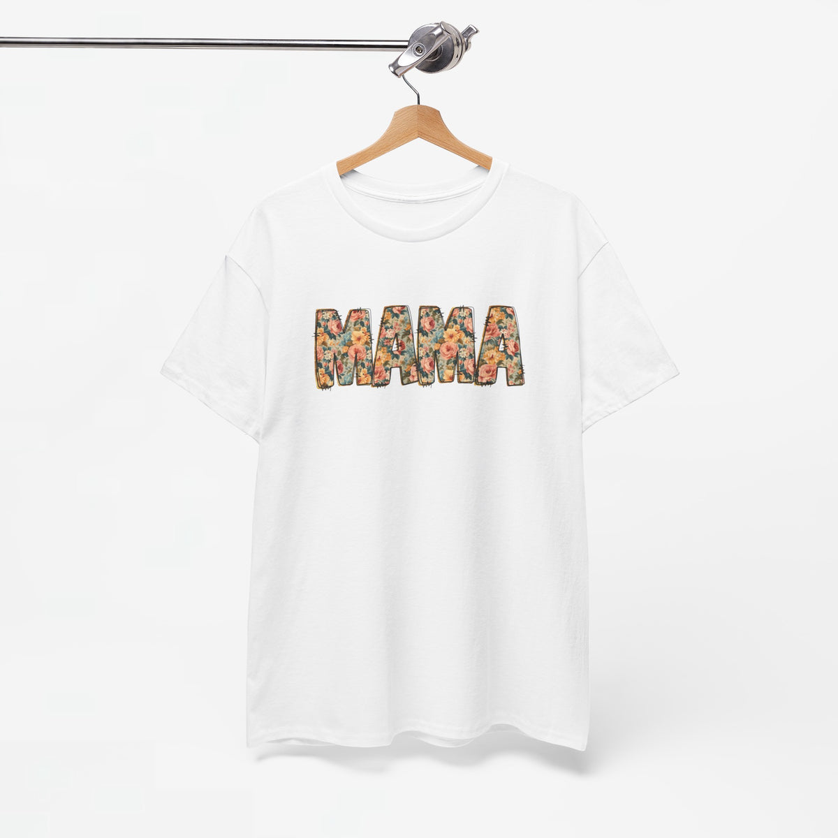 Wit T-shirt aan hanger met “MAMA” print op de borst