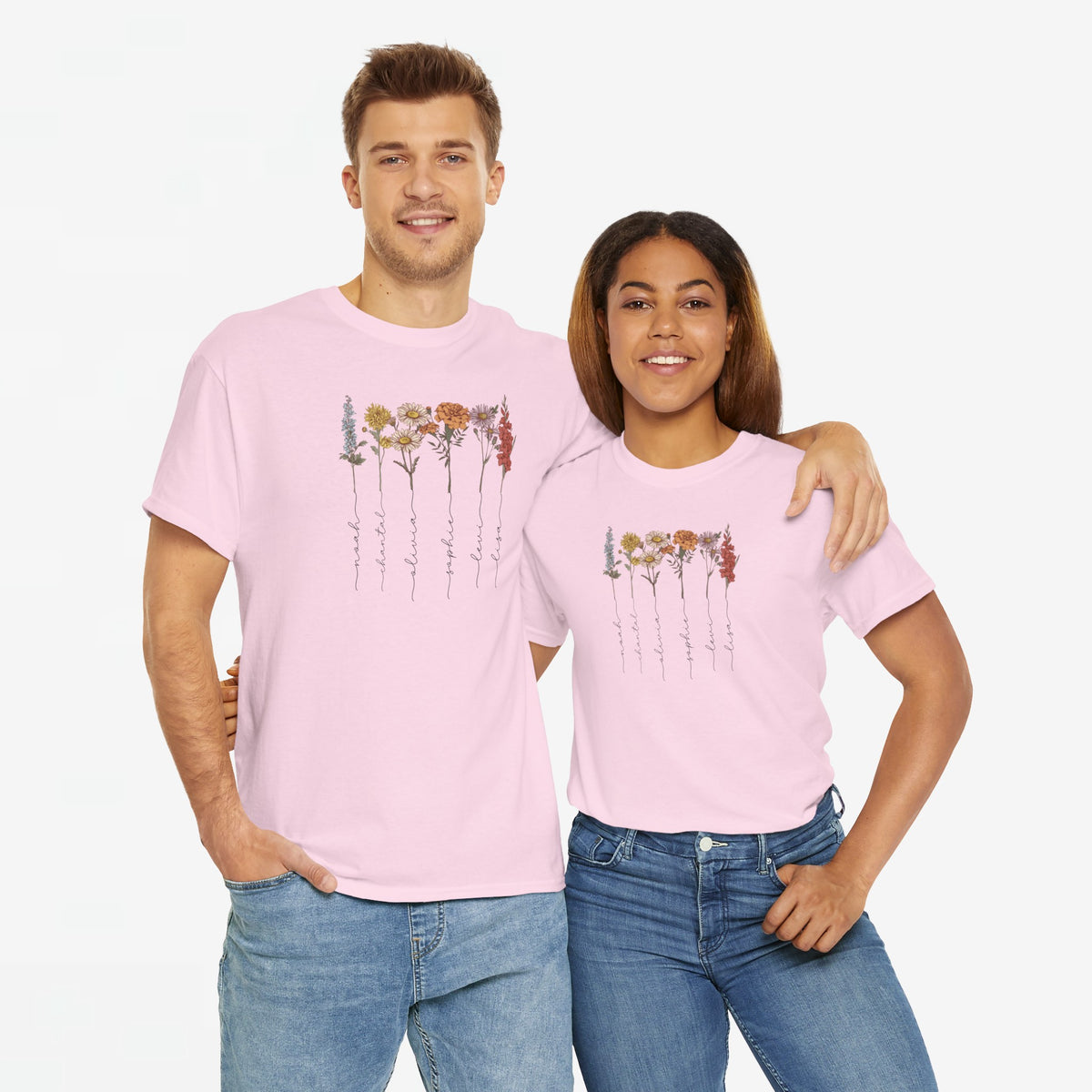 Roze T-shirts met bloemenrij en namenprint, gedragen door twee personen