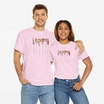 Roze T-shirts met bloemenrij en namenprint, gedragen door twee personen