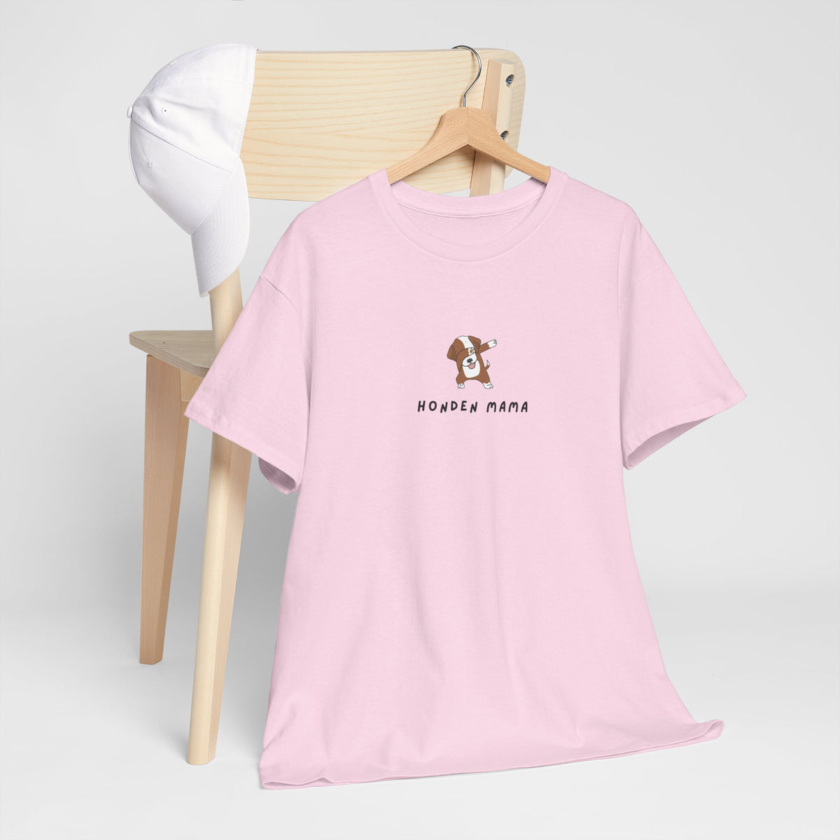 Roze oversized t-shirt op houten hanger met ronde hals en borstprint 'Honden mama'.