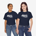Twee donkerblauwe oversized t-shirts met witte tekst “In My Mom ERA” op de borst.