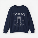 Donkerblauwe sweatshirt met opdruk VAN DIJK'S Social Club en twee champagneglazen