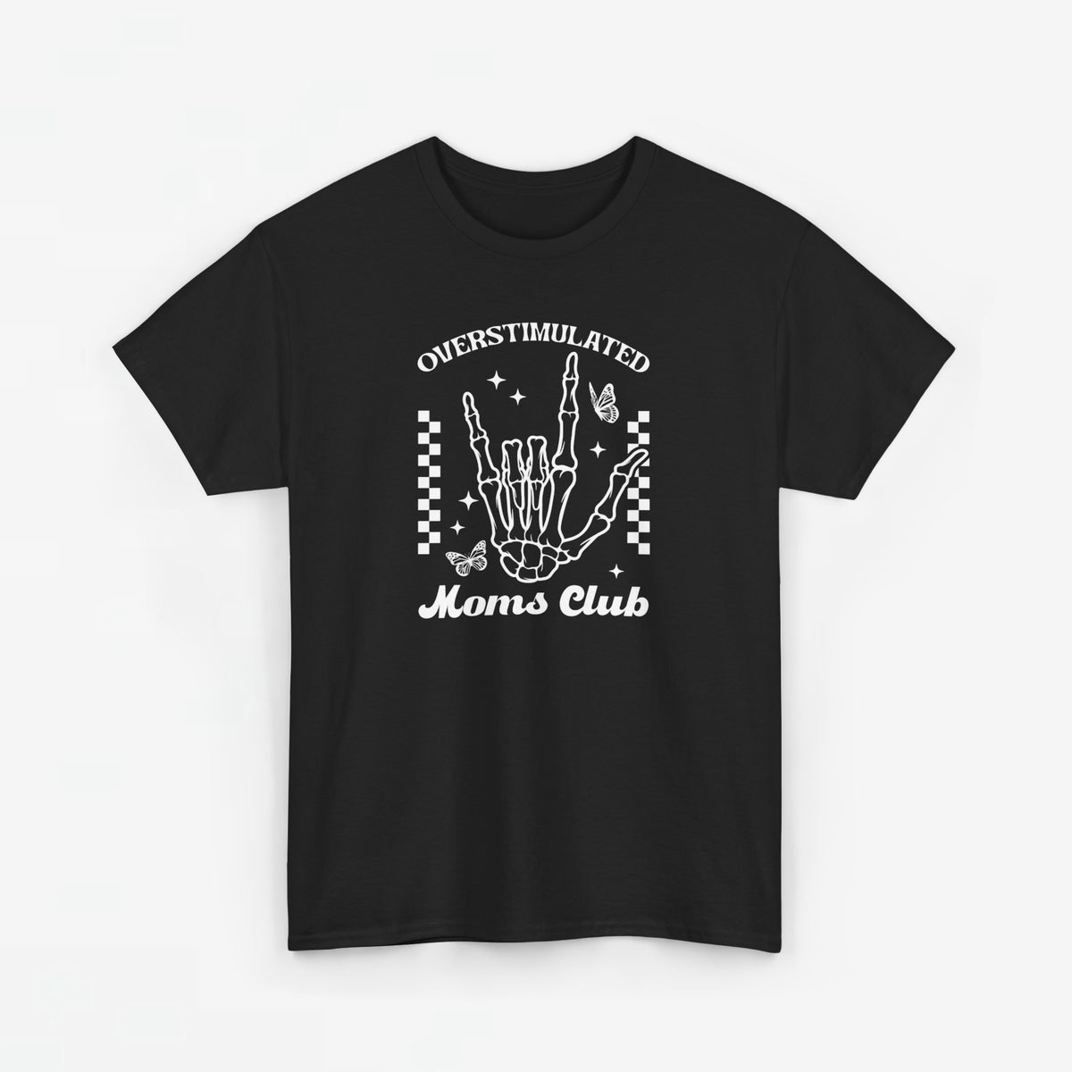 Zwart T-shirt met borstprint: “OVERSTIMULATED” en “Moms club”.