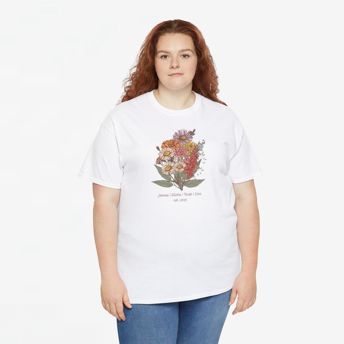 Wit T-shirt met bloemenboeket-print op de borst; model draagt het met blauwe jeans