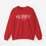 Rode sweater met borstopdruk HUBBY en EST. 2024, lange mouwen