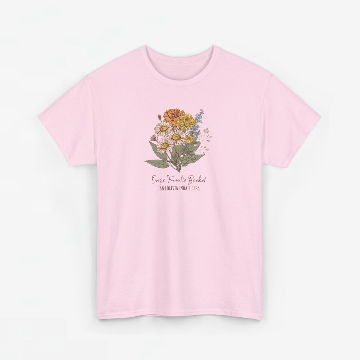 Roze T-shirt met bloemboeketprint op borst en gepersonaliseerde tekst.