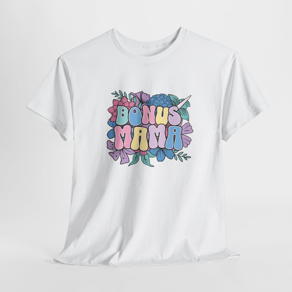 Witte oversized T-shirt met “BONUS MAMA” kleurrijke print midden op de borst