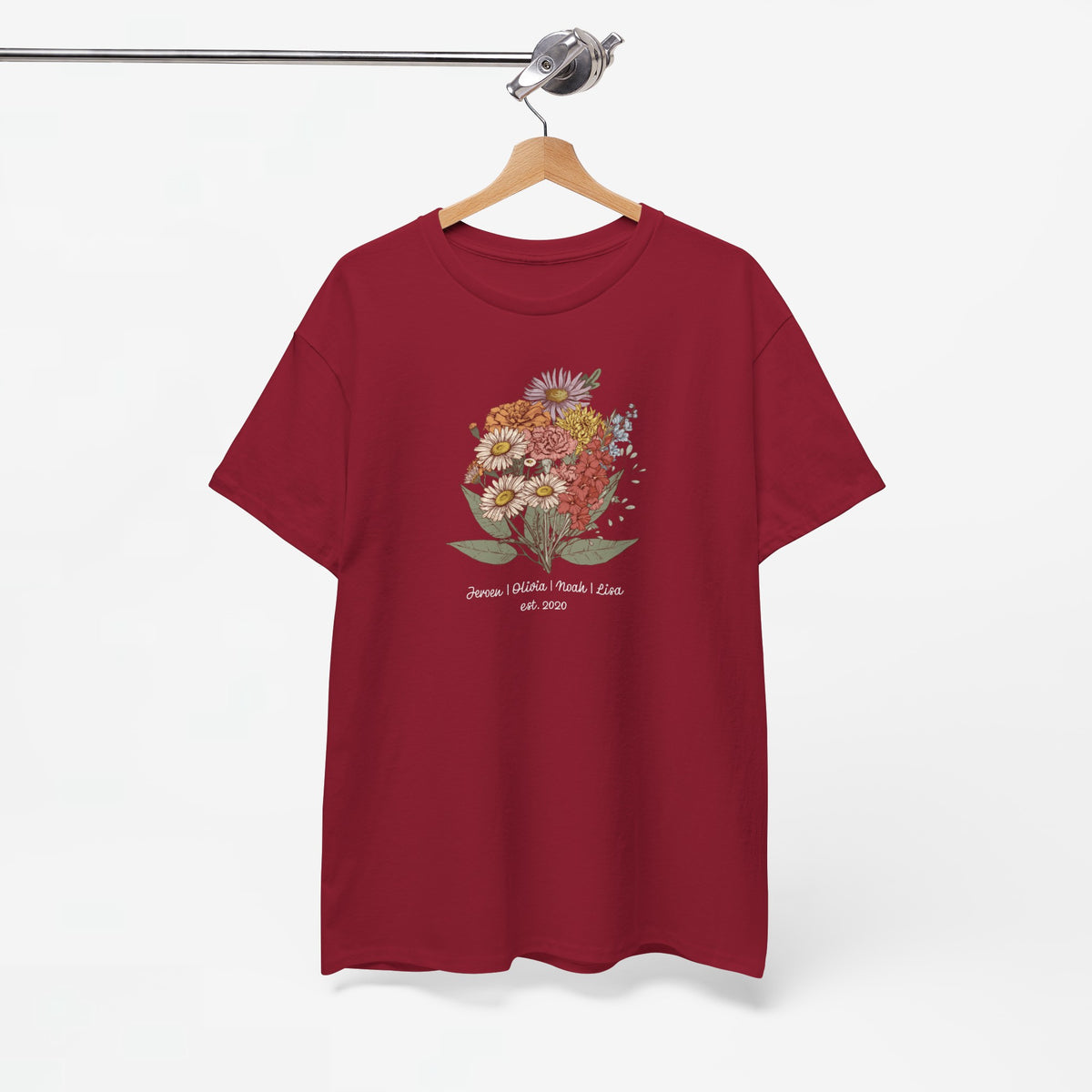 Rood T-shirt op hanger met bloemenboeket-design en gepersonaliseerde tekst op de borst