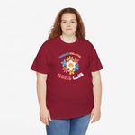 Bordeauxrode oversized t-shirt met borstprint “Overstimulated Moms Club” en bloemenleeuw-logo
