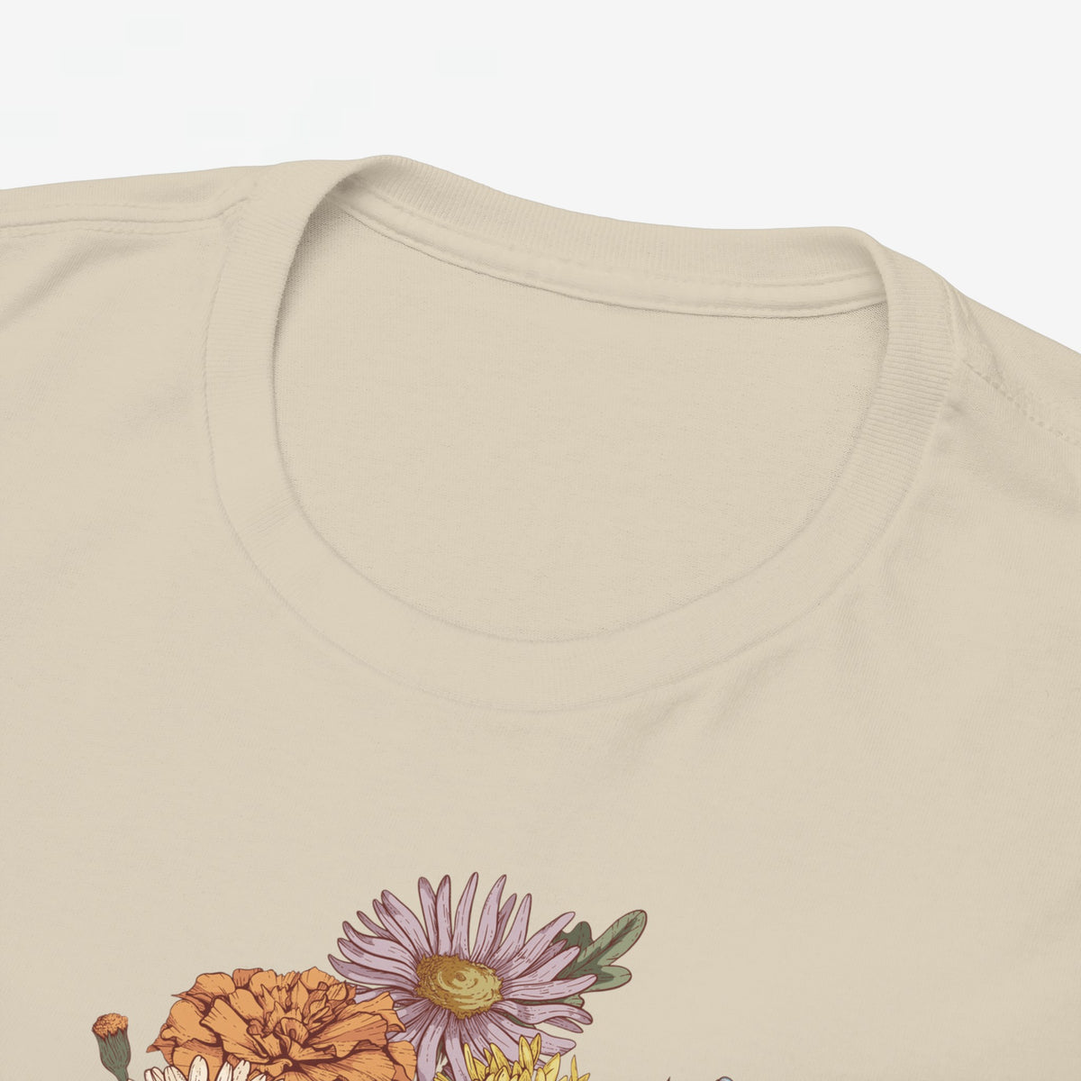Close-up beige t-shirt met bloemenprint op de borst