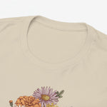 Close-up beige t-shirt met bloemenprint op de borst