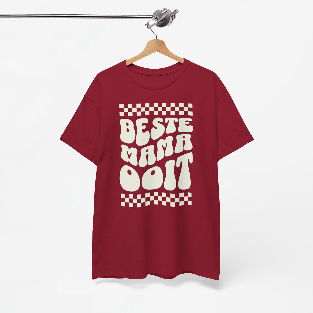 Rode T-shirt met opdruk 'BESTE MAMA Ooit' op borst, aan hanger