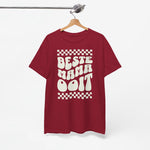 Rode T-shirt met opdruk 'BESTE MAMA Ooit' op borst, aan hanger