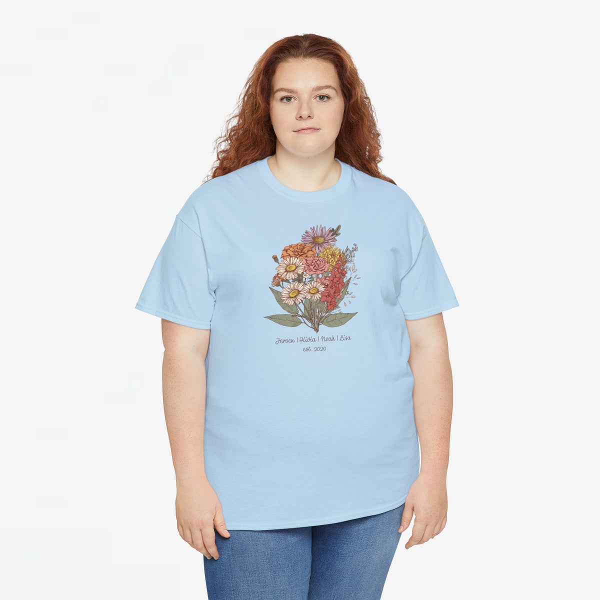 Lichtblauwe dames T-shirt met boeket bloemenprint en kleine tekst onder de bloemen