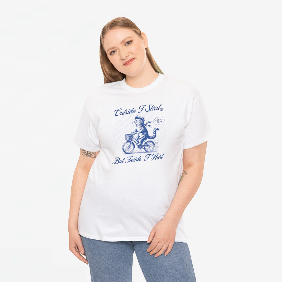 Wit T-shirt met blauwe kat-print op borst en tekst, gedragen door model