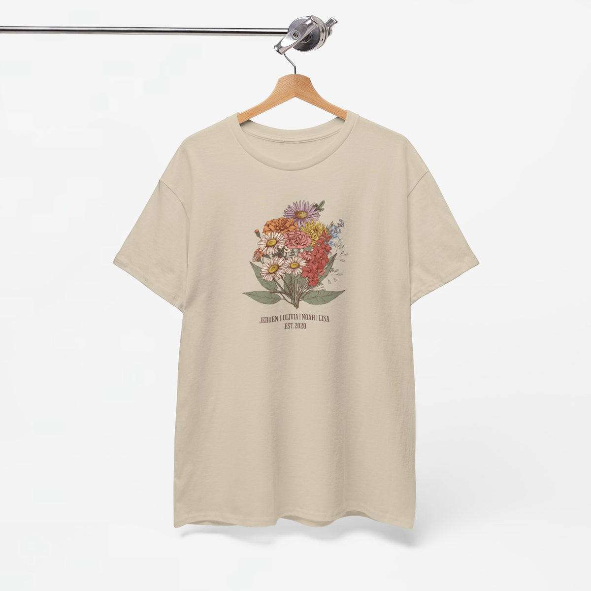 Beige T-shirt aan een hanger met bloemenboeket en kleine tekstprint