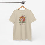 Beige T-shirt aan een hanger met bloemenboeket en kleine tekstprint