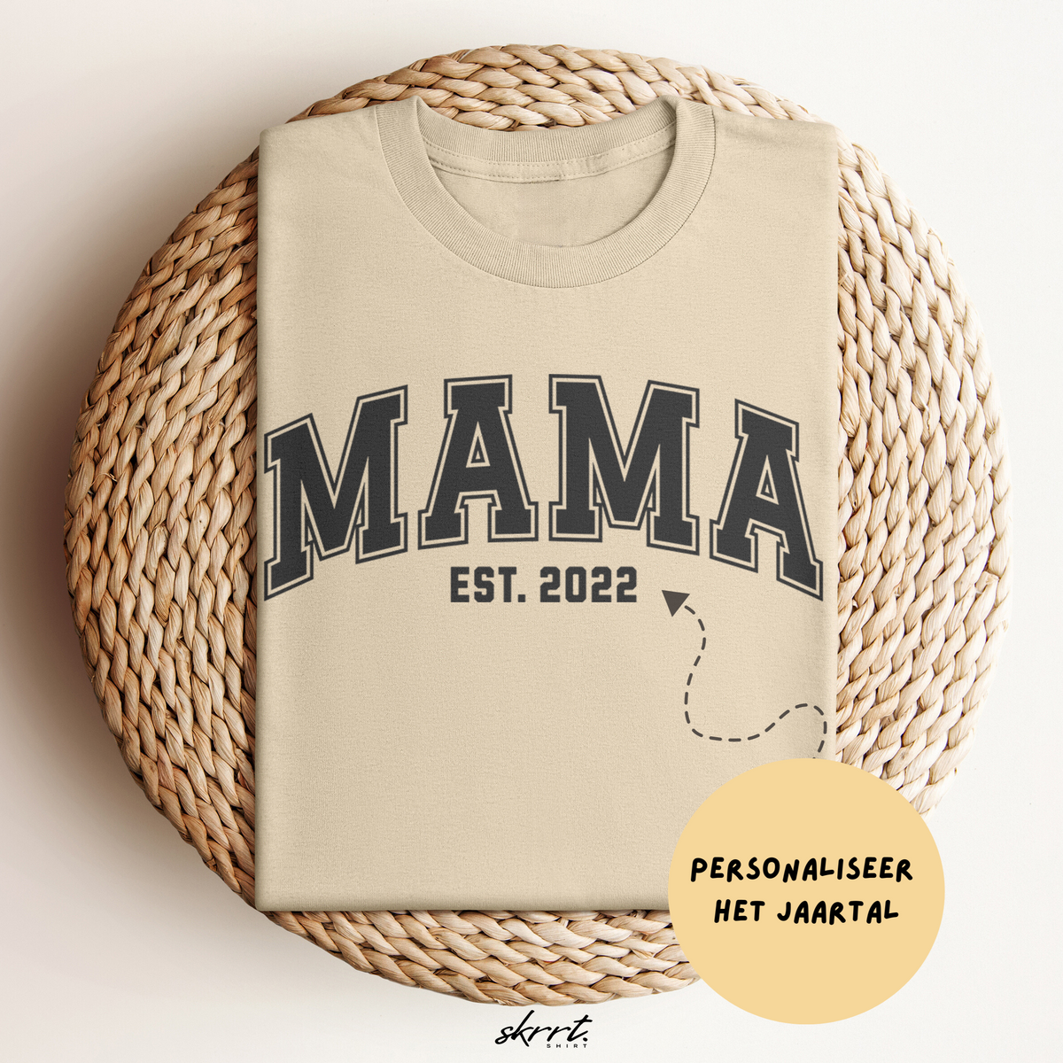 Beige t-shirt met MAMA EST 2022 print en Personaliseer het jaartal-tekst
