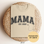 Beige t-shirt met MAMA EST 2022 print en Personaliseer het jaartal-tekst