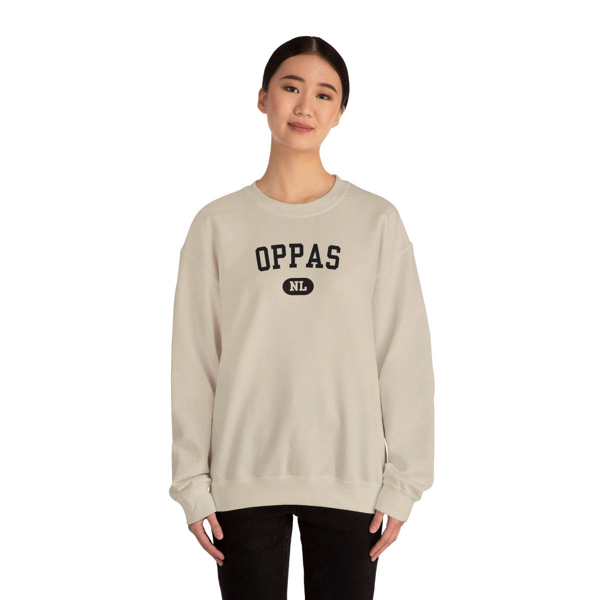 Beigetint trui met ronde hals en OPPA print op de borst