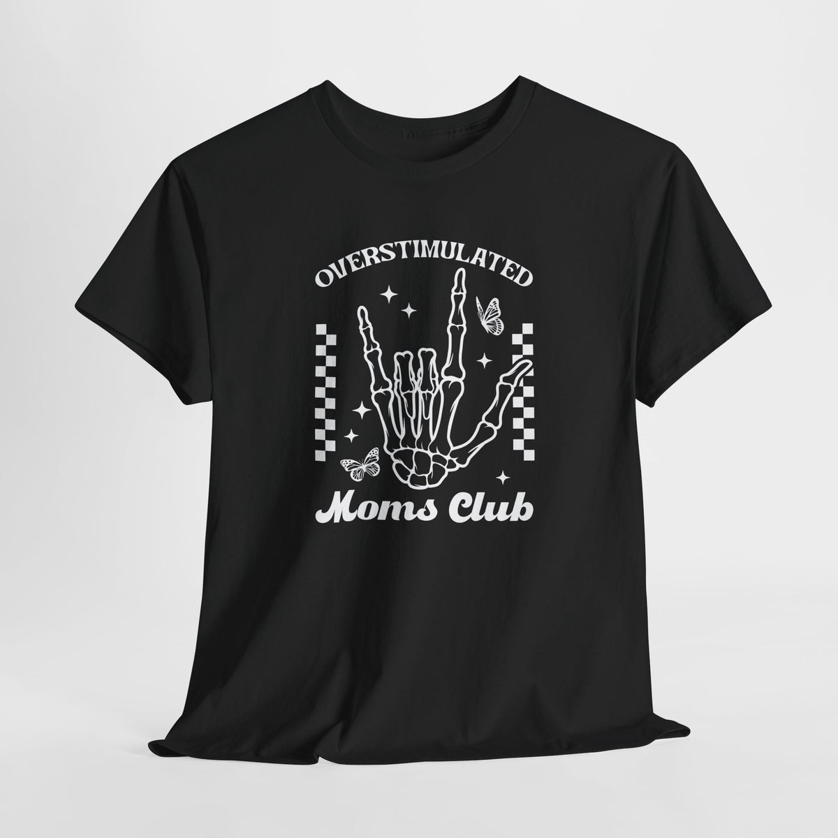 Zwart T-shirt met borstprint van hand-silhouet en tekst “OVERSTIMULATED Moms club”.