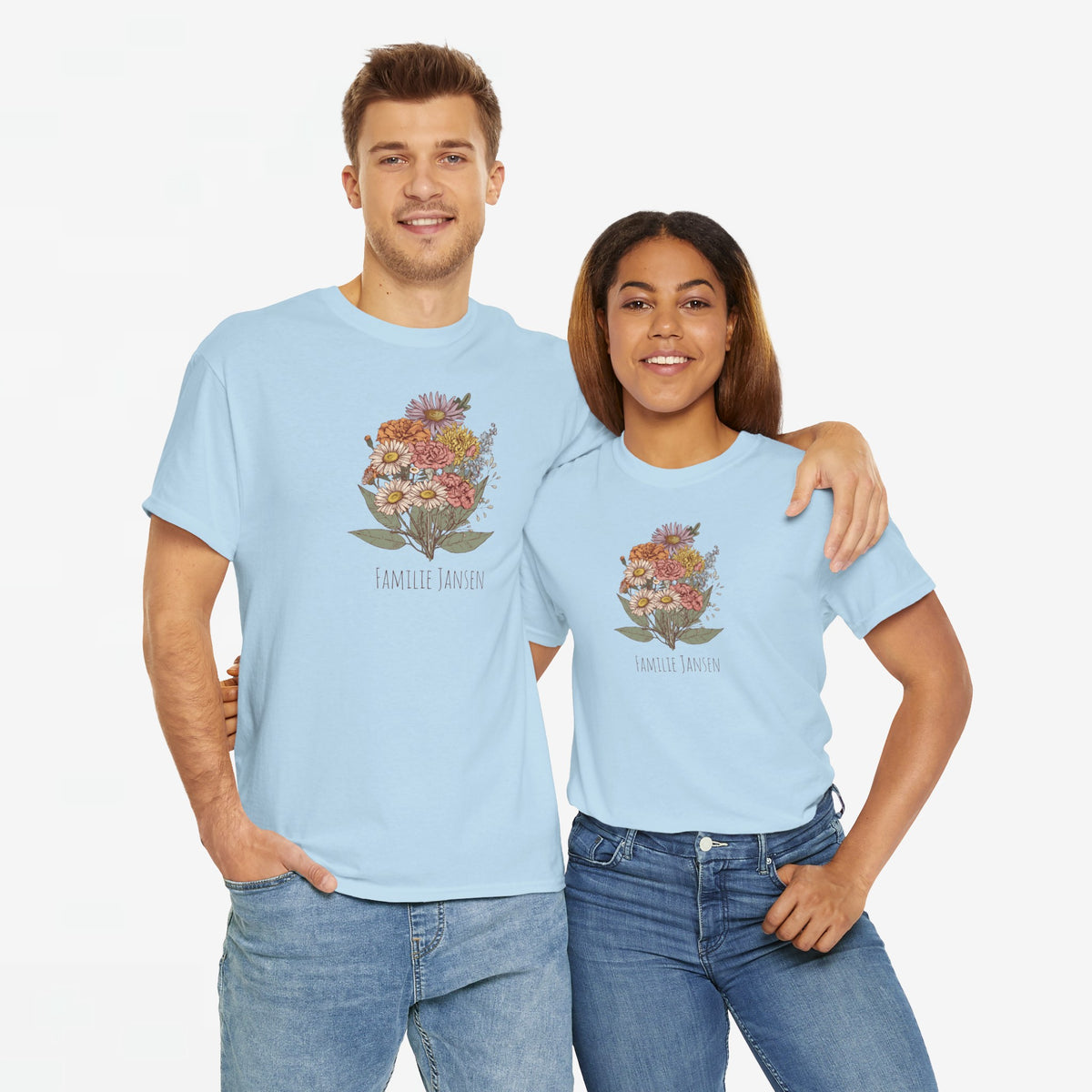 Lichtblauw T-shirt met bloemenboeketprint “FAMILIE JANSEN” op twee personen
