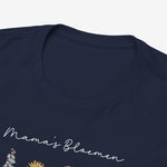 Detail donkerblauwe T-shirt met witte tekst en bloemenprint op de borst