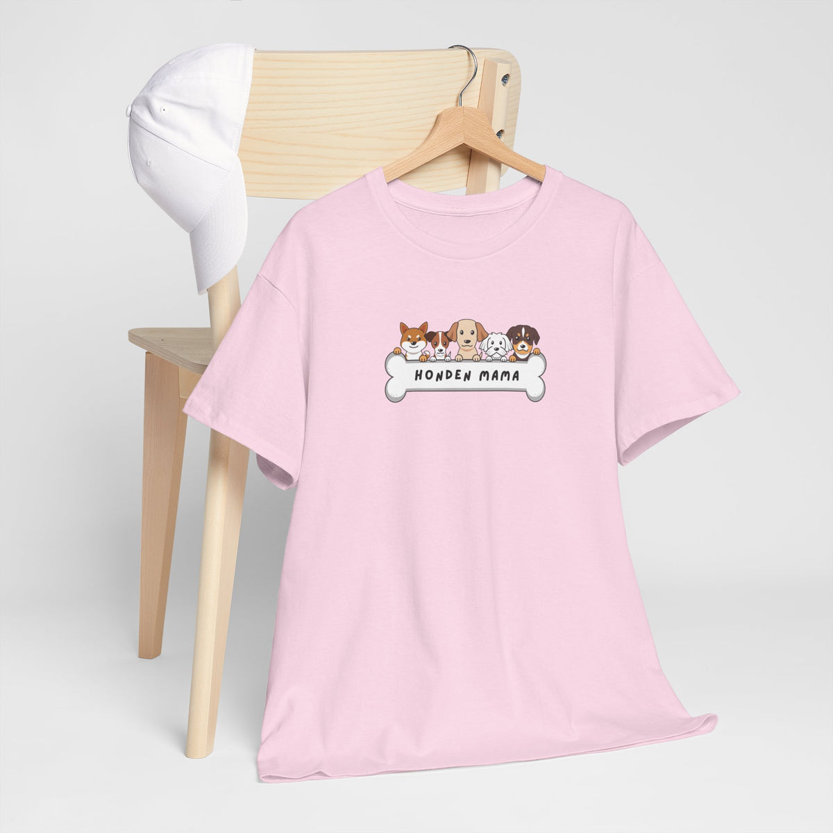 Roze T-shirt met borstprint 'Honden Mama' en hondenillustraties, op houten hanger