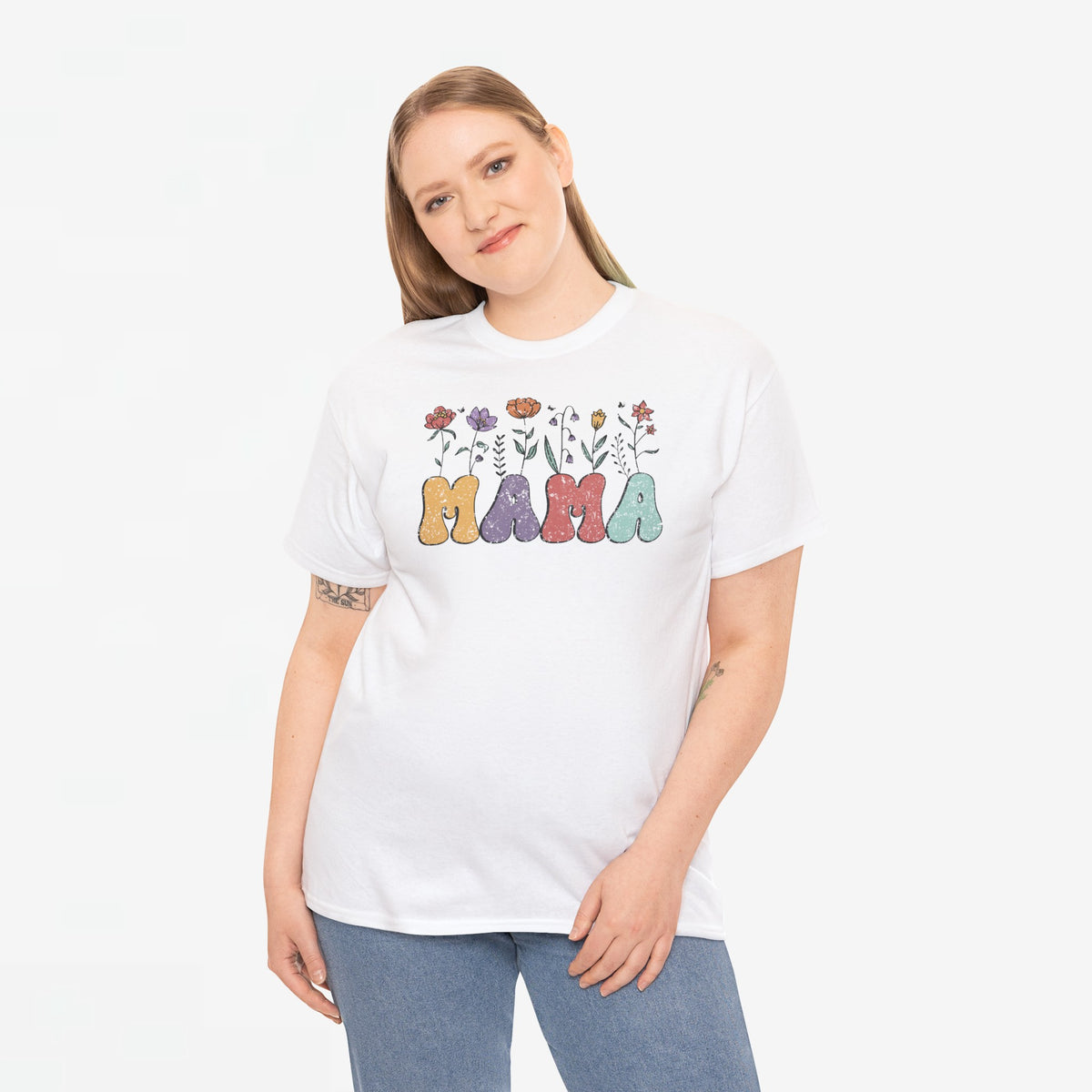 Wit t-shirt met 'MAMA'-print en bloemen bij een model, ronde hals