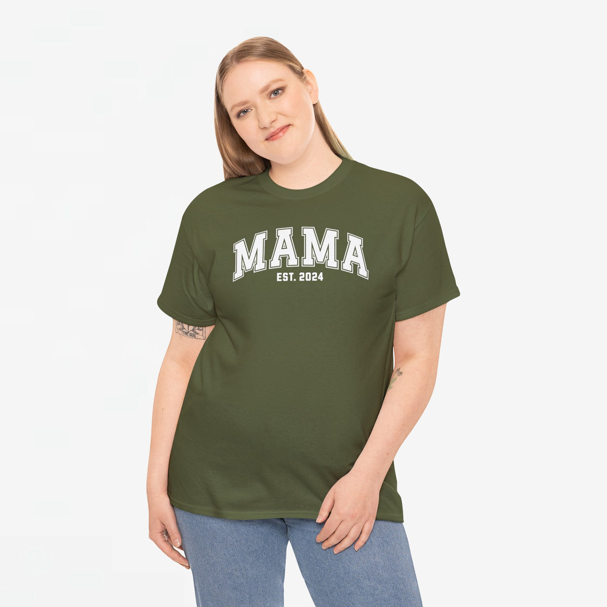 Legergroen T-shirt met opdruk “MAMA” en “EST. 2024” op de borst.