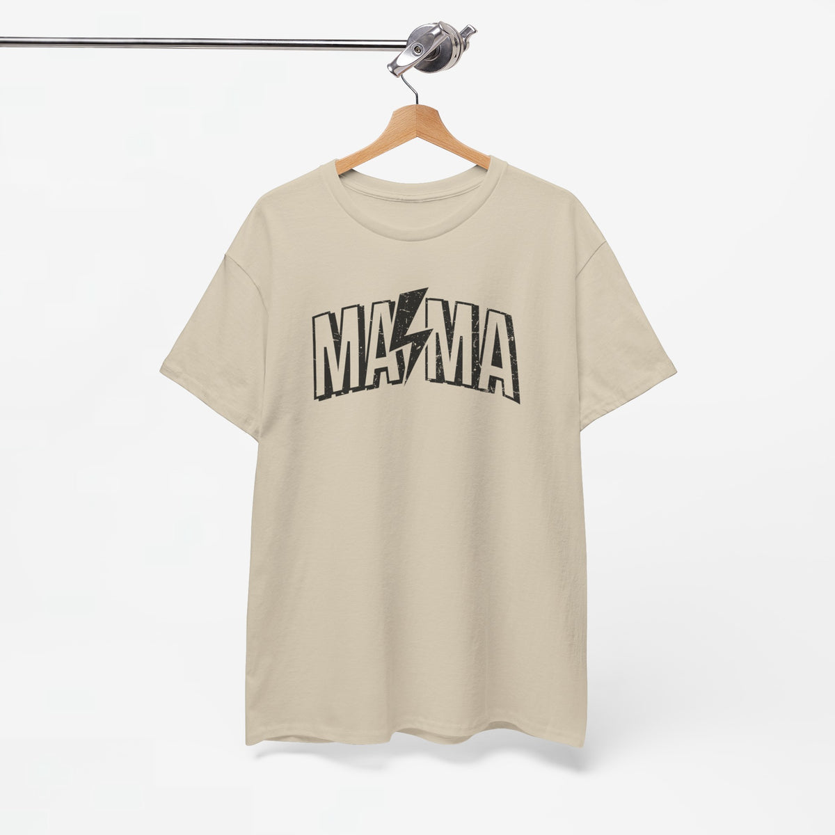 Beige T-shirt aan hanger met zwarte “MAMA”-print op de borst