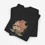 Zwarte T-shirt met bloemenboeketprint en witte tekst onderaan.