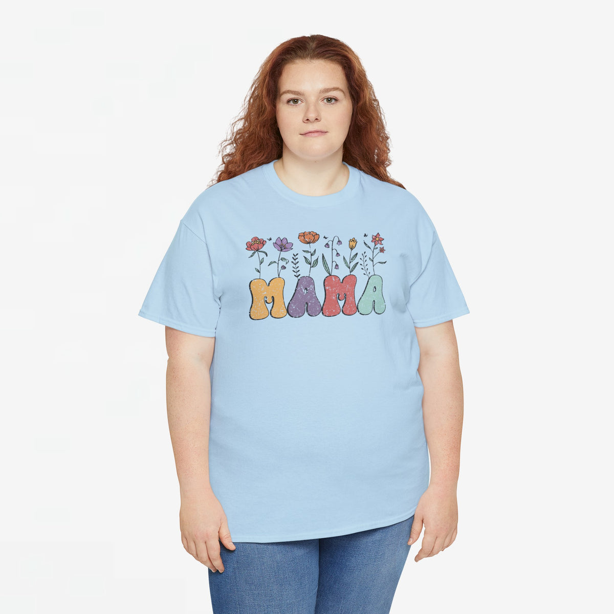 Oversized T-shirt lichtblauw met bloemenprint en gekleurde "MAMA" letters op de borst