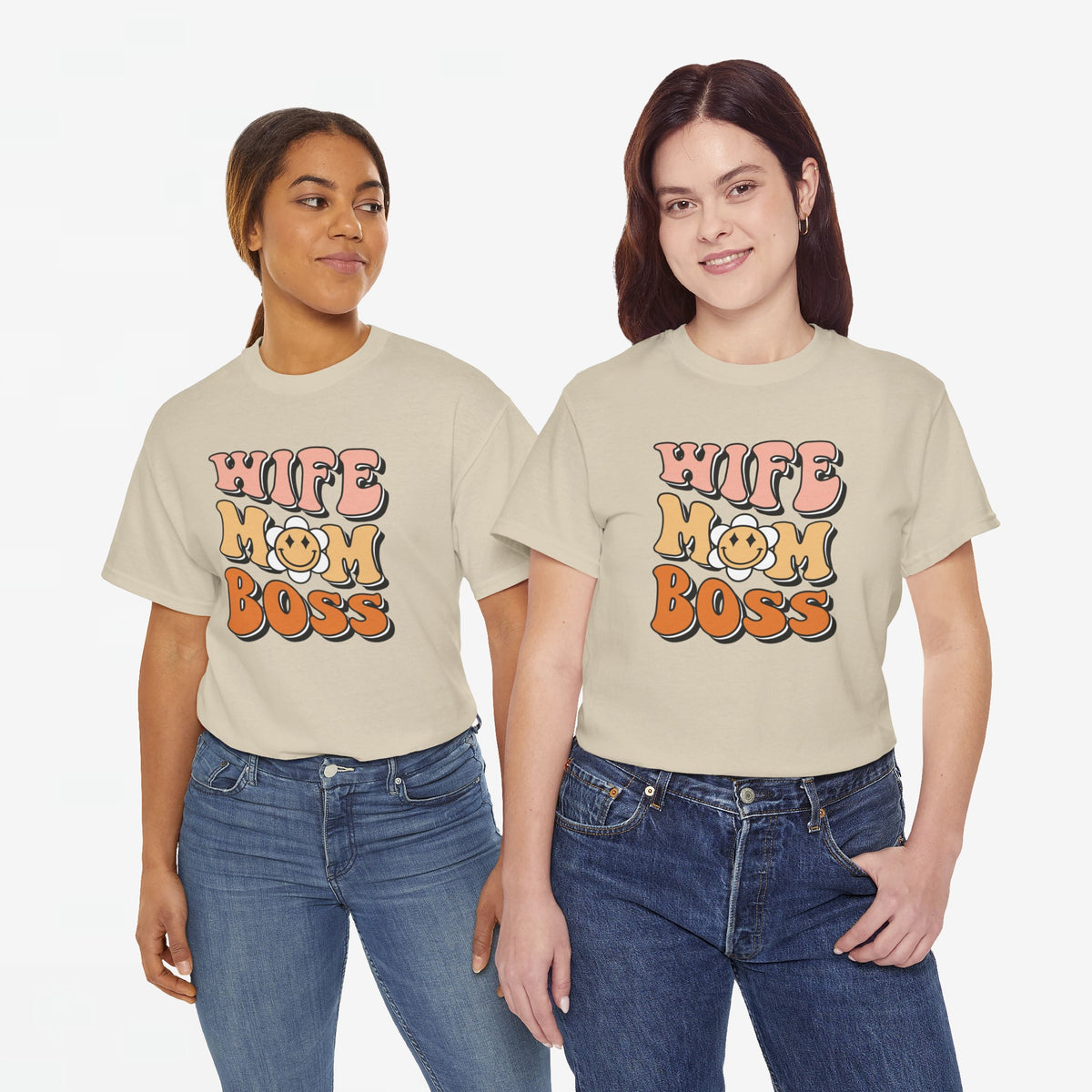 Witte oversized t-shirt met opdruk “WIFE MOM BOSS” in gekleurde letters en smiley-hart