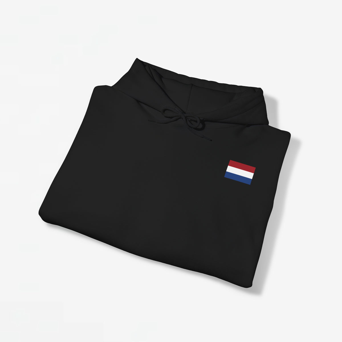Opgevouwen zwarte hoodie met capuchon en koord, kleine vlagpatch op borst
