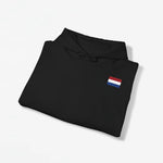 Opgevouwen zwarte hoodie met capuchon en koord, kleine vlagpatch op borst