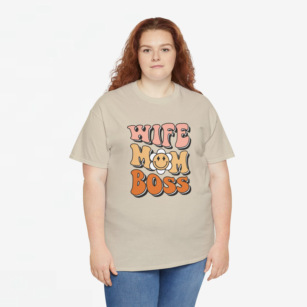 Zandkleurig losvallend T-shirt met ronde hals en bedrukking “WIFE MOM BOSS”.