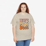 Zandkleurig losvallend T-shirt met ronde hals en bedrukking “WIFE MOM BOSS”.