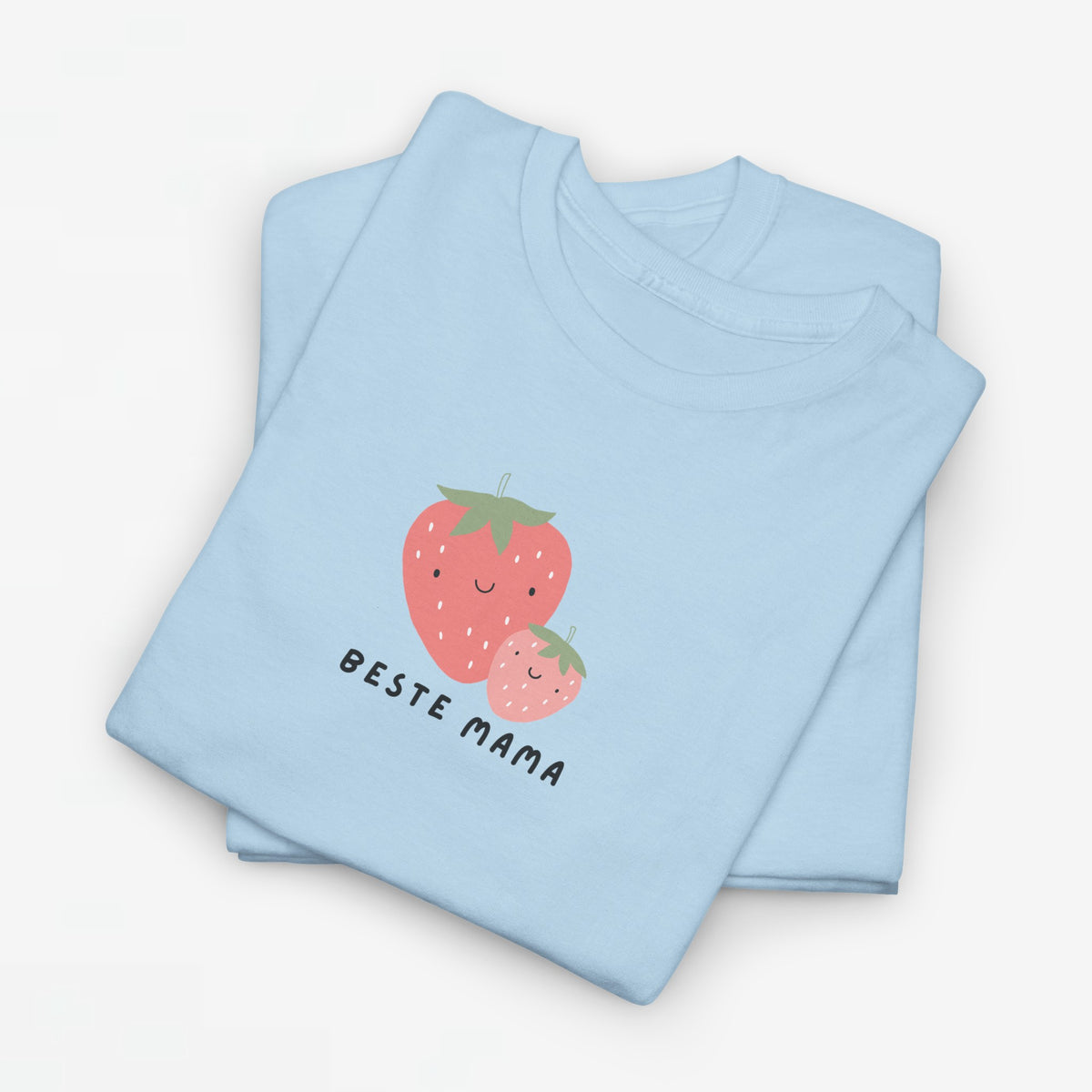 Blauw oversized T-shirt met aardbeienprint en tekst “BESTE MAMA”.