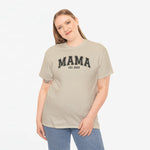 Draagbaar beige T-shirt met “MAMA” en “EST. 2022” op de borst