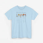 Lichtblauw T-shirt met ronde hals en bloemenprint met namen op de borst