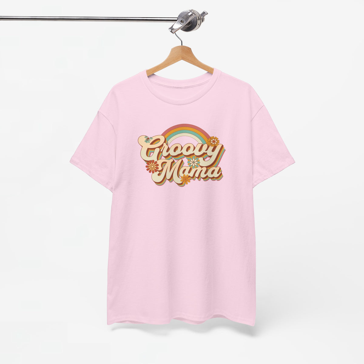 Roze T-shirt aan een hanger met ronde hals en “Groovy Mama” borstprint