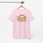 Roze T-shirt aan een hanger met ronde hals en “Groovy Mama” borstprint