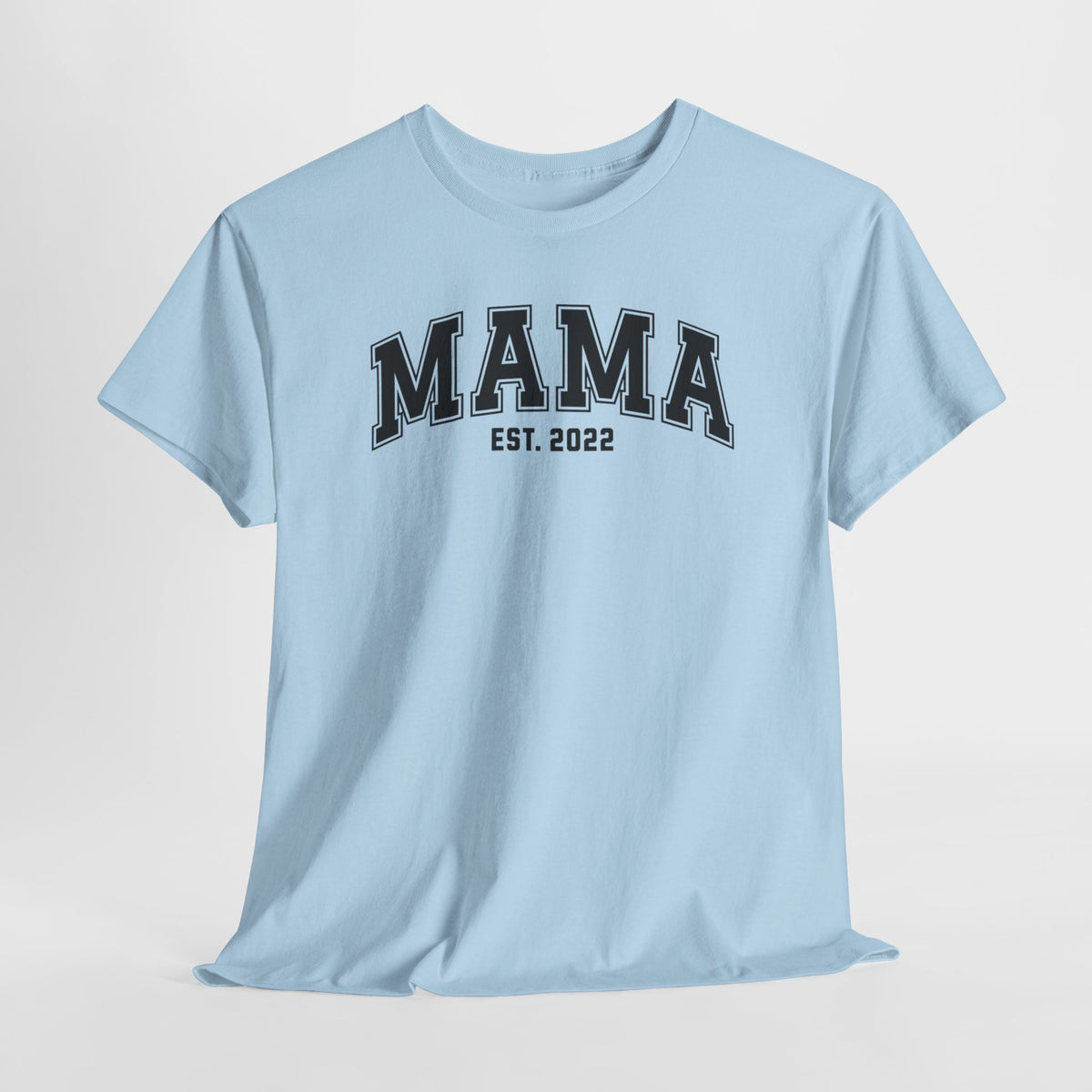 Lichtblauw T-shirt met “MAMA” en “EST. 2022” op de borst, voorkant