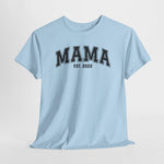 Lichtblauw T-shirt met “MAMA” en “EST. 2022” op de borst, voorkant
