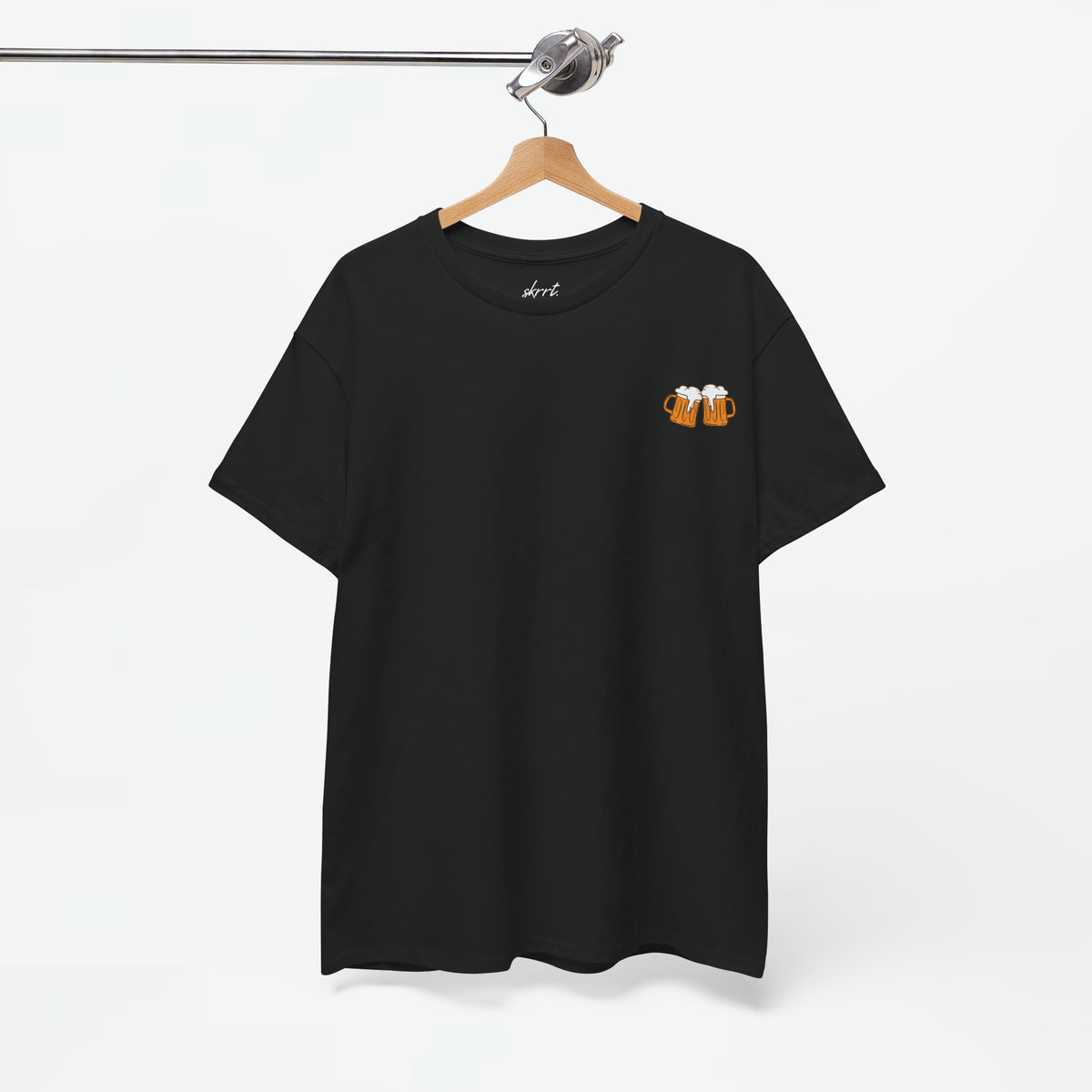 Zwart heren T-shirt aan kledinghanger, met klein oranje biersymbool op de borst