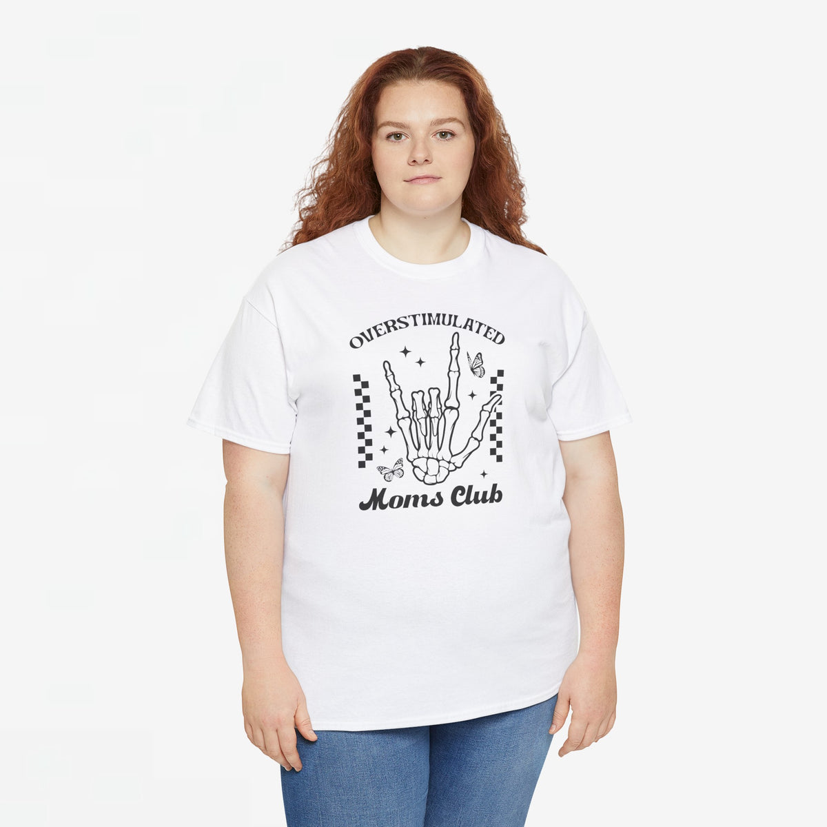 Wit oversized t-shirt met zwarte handillustratie en “Moms Club”, model met blauwe jeans