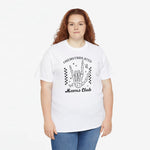 Wit oversized t-shirt met zwarte handillustratie en “Moms Club”, model met blauwe jeans