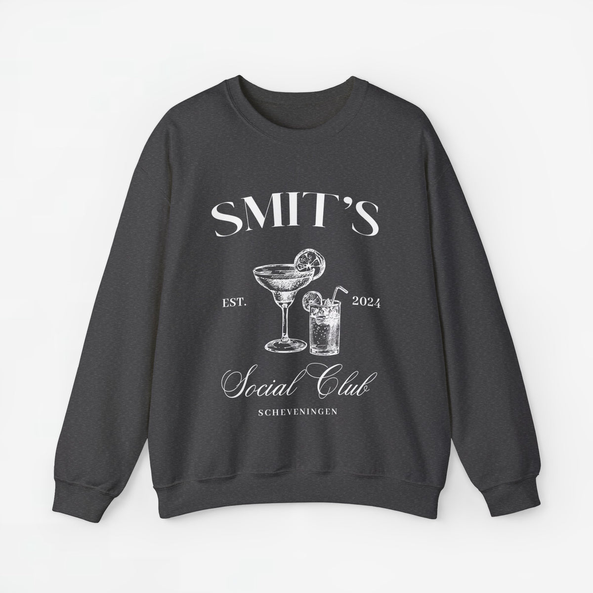 Donkere grijze sweater met ronde hals en witte opdruk met mokken en tekst "Social Club"