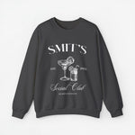 Donkere grijze sweater met ronde hals en witte opdruk met mokken en tekst "Social Club"
